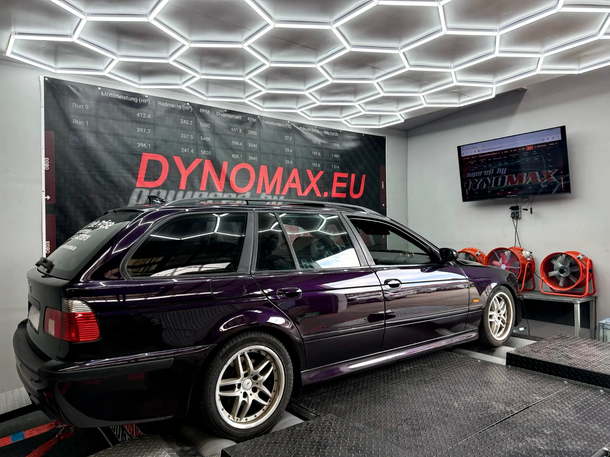 dynomax auberginefarbener BMW