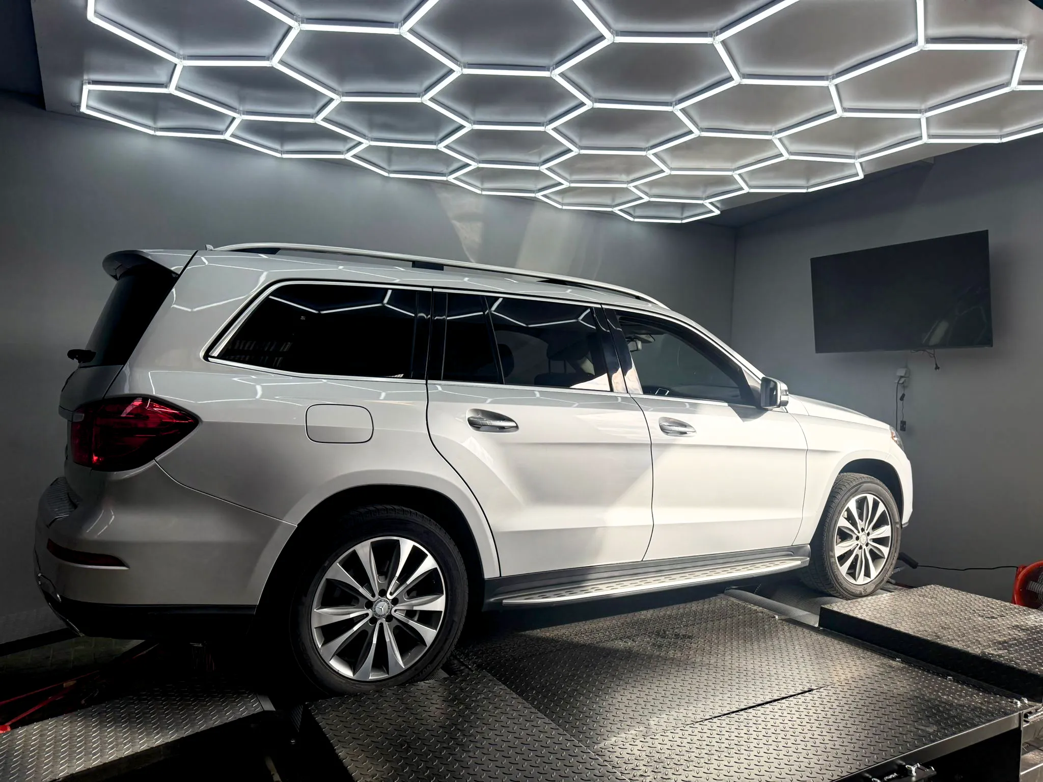 dynomax weißer Chrysler steh zur Messung bereit