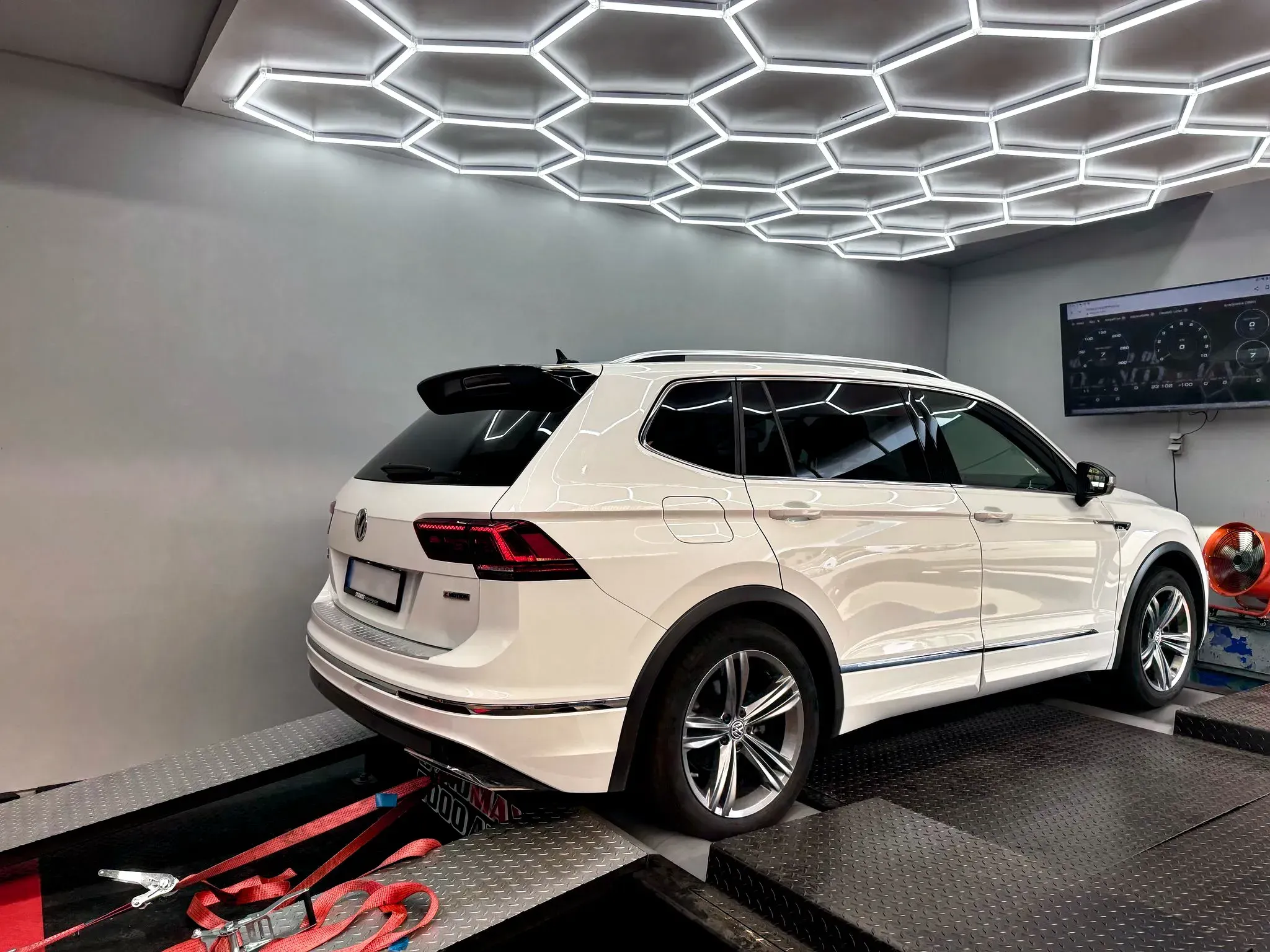 dynomax - weißer VW wird gerade von der Bühne geholt